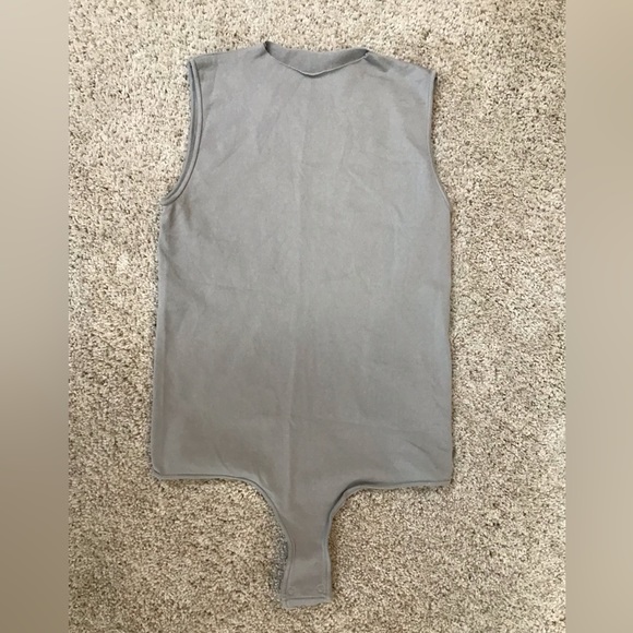 SKIMS Essential Crew Neck Sleeveless Bodysuit | Light Grey | Size S-M - Picture 5 of 7